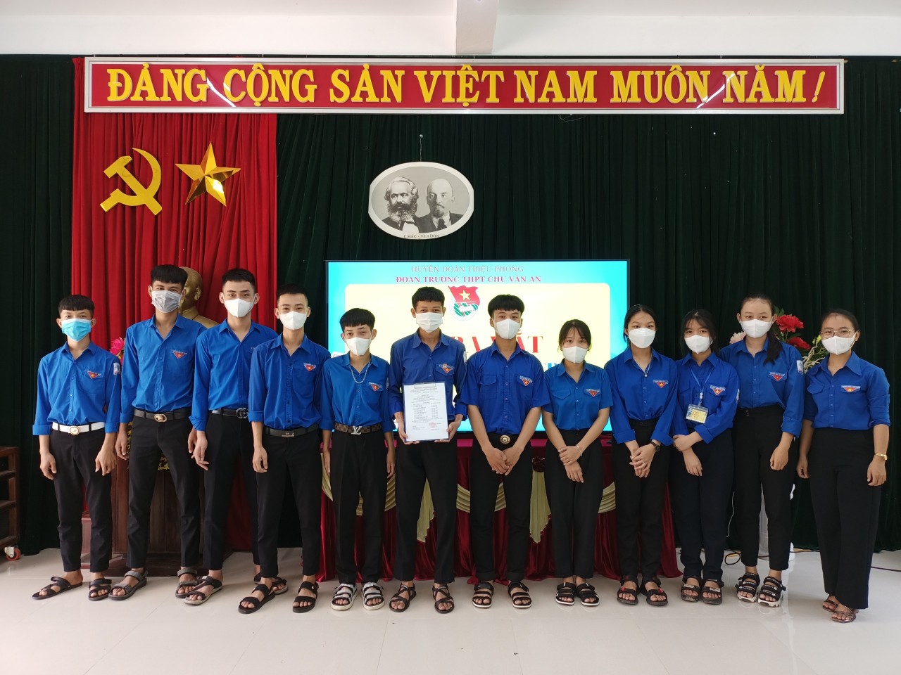 Cô giáo Nguyễn Thị Huyền đọc và trao Quyết định thành lập Câu lạc bộ Sáng tạo trẻ