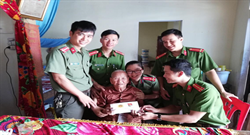Đoàn cơ sở Công an huyện Triệu Phong thăm và tặng quà các Mẹ Việt Nam anh hùng trên địa bàn huyện.