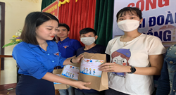 Ban Thường vụ - Hội LHTN Việt Nam huyện thăm, tặng quà cho đoàn viên, công nhân nhân dịp Tháng thanh niên công nhân năm 2022