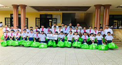 Huyện Đoàn - Hội đồng đội huyện Triệu Phong phối hợp với Dự án RENEW Quảng Trị tổ chức chương trình trao thiết bị trường học và học bổng cho học sinh nghèo trên địa bàn huyện