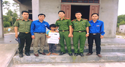 Đoàn cơ sở Công an huyện Triệu Phong: Trao quà 