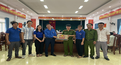 Tuổi trẻ huyện Triệu Phong phối hợp, hỗ trợ lực lượng Công an thực hiện hướng dẫn giải quyết thủ tục hành chính, cấp căn cước công dân.